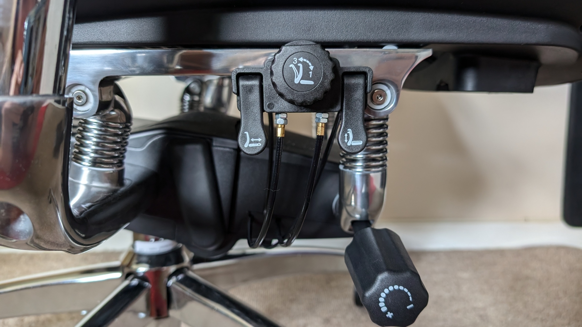 Sandalyedeki tüm ayar düğmelerini gösteren Sihoo S300 ergonomik ofis koltuğu inceleme resmi.