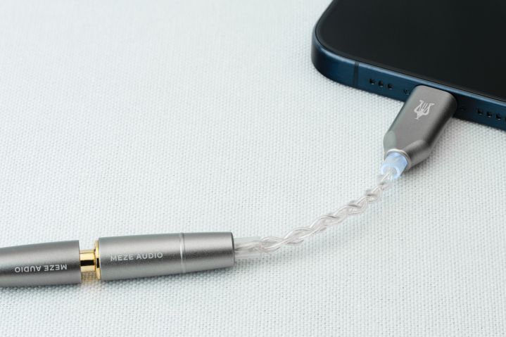 USB-C'den 3,5 mm'ye adaptörlü Meze Alba kulak içi monitörler.