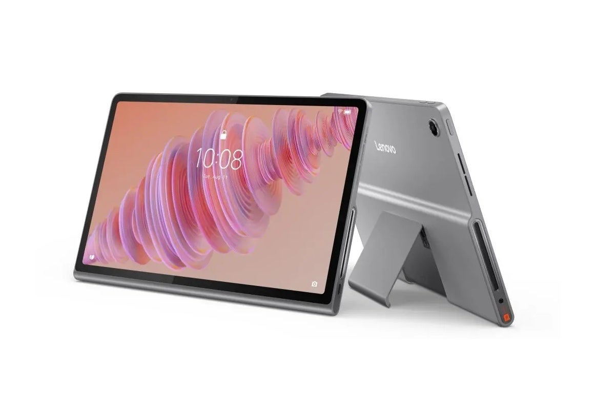 Lenovo'nun en yeni orta sınıf Android tableti, alışılmışın dışında bir yerleşik destek çubuğuyla birlikte geliyor.  |  Image Credit -- Lenovo - Yeni tanıtılan Lenovo Tab Plus, yüksek hoparlör gücüyle Pixel Tablet'i yok ediyor