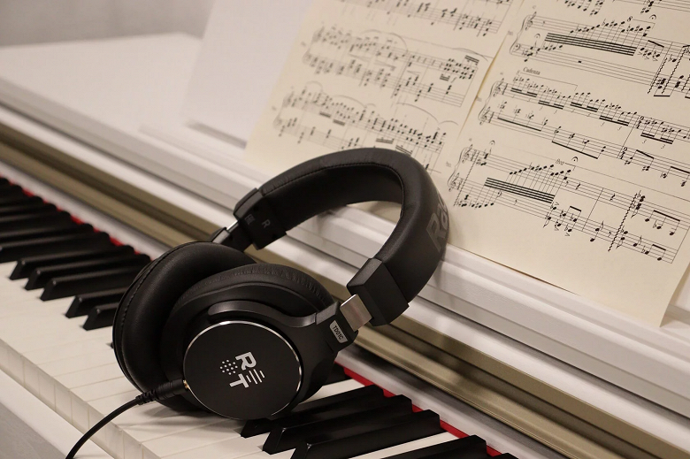 Rus ses üreticisi Radiotehnika ilk kulaklıklarını tanıttı
