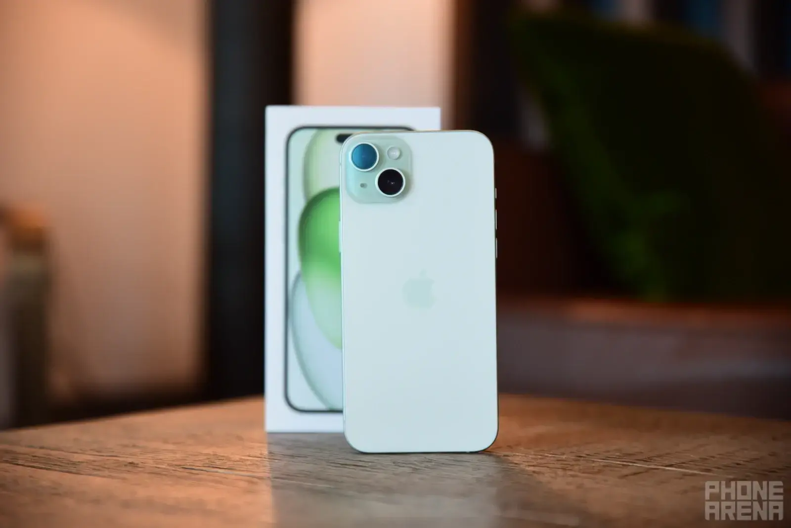 Yeşil rengini sergileyen iPhone 15 Plus (Resim Kaynağı - PhoneArena) - iPhone 16 renkleri: söylentilerin tümü