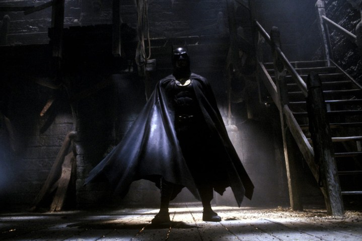 Michael Keaton Batman'de yarasa kıyafetiyle poz veriyor.