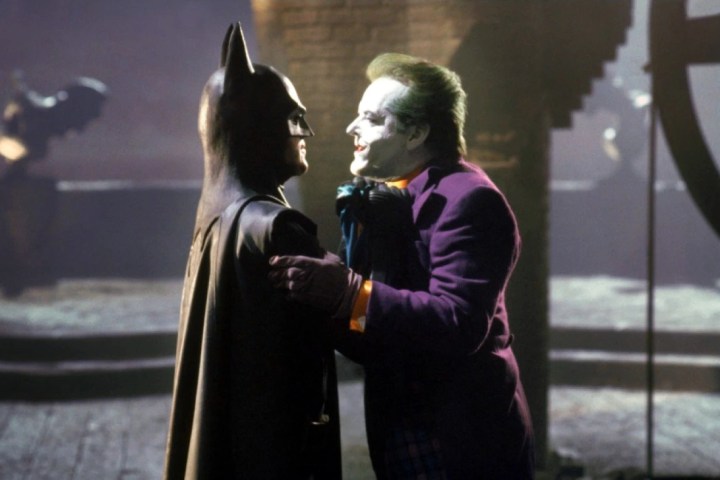 Michael Keaton, Batman'da Jack Nicholson'ın Joker'ini göğsünden tutuyor.