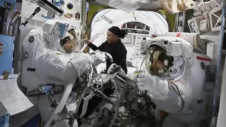 NASA Astronot Jeanette Epps, Mike Barratt ve Tracy Dyson'a Yardımcı Oluyor