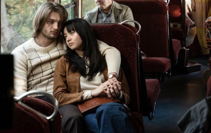 Bir erkek ve bir kadın Touch'ta bir otobüste oturuyorlar.