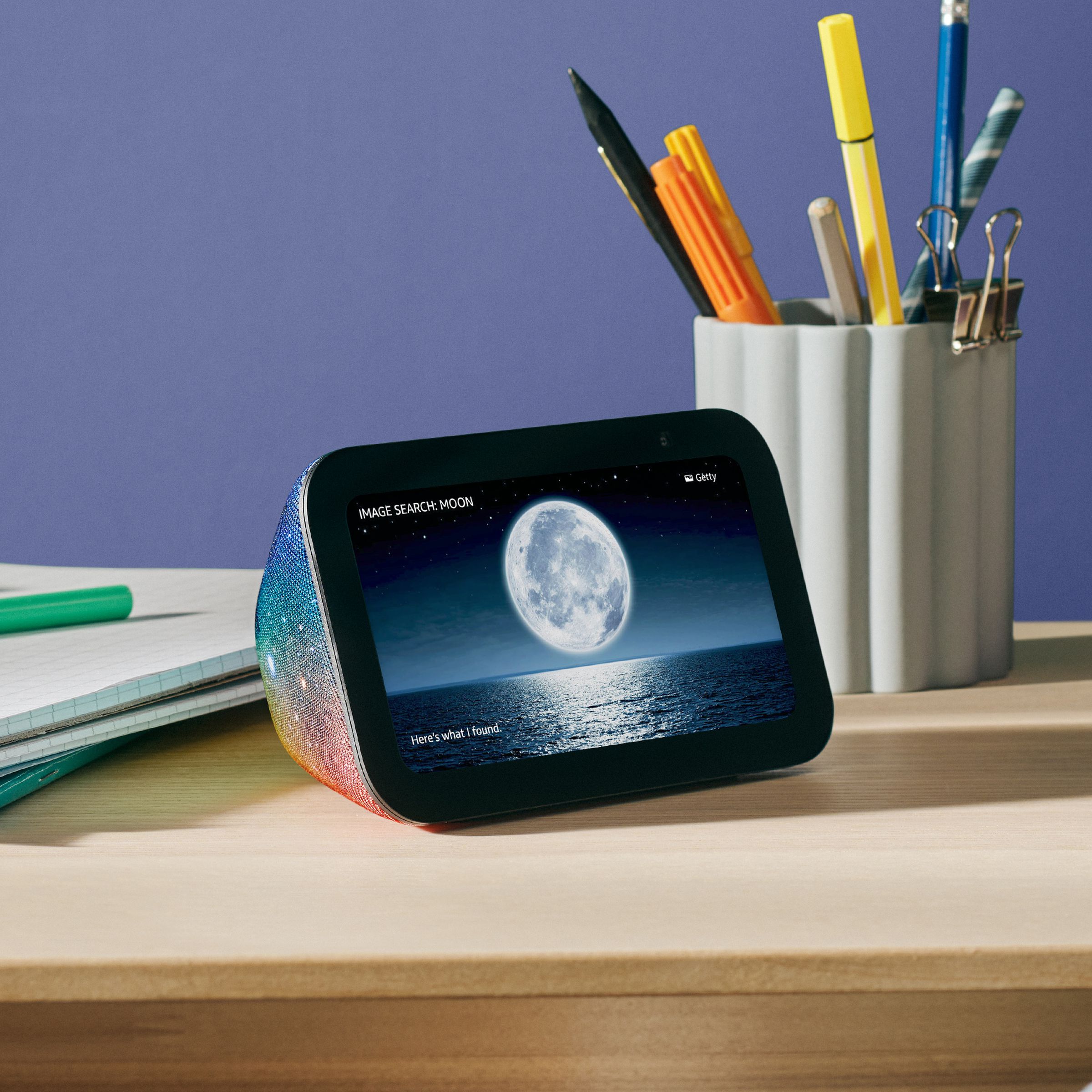 Üçüncü nesil Echo Show 5 Kids'in galaksi temalı versiyonu masanın üzerinde duruyor.