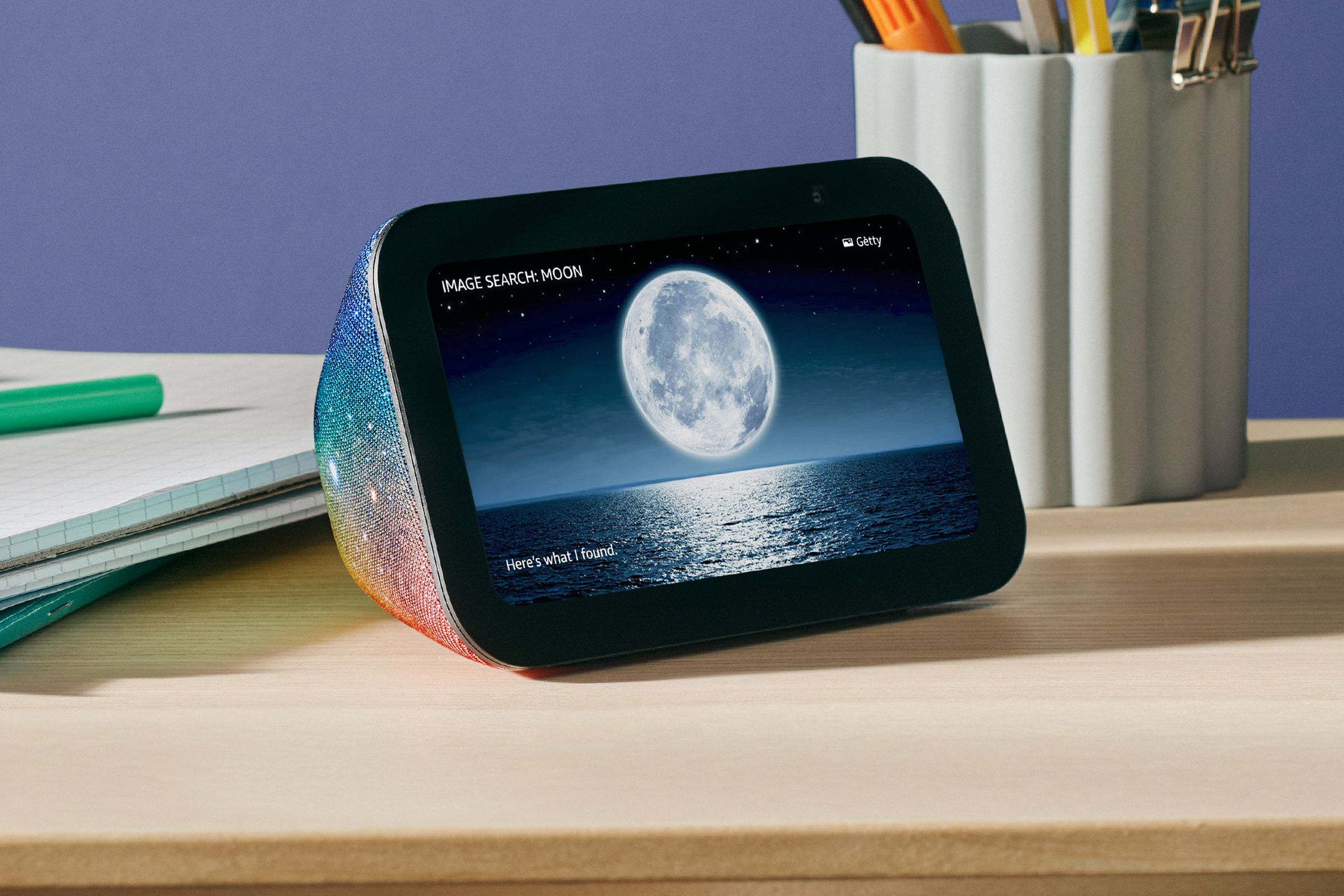 Üçüncü nesil Echo Show 5 Kids'in galaksi temalı versiyonu masanın üzerinde duruyor.