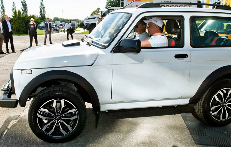 Lada Niva Sport, AvtoVAZ başkanına sunuldu.  Yeni öğelerin canlı fotoğrafları yayınlandı