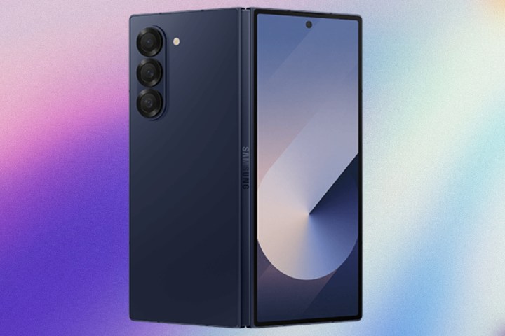 Samsung Galaxy Z Fold 6'nın arka profili.