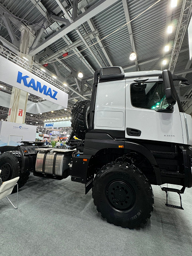 Fotoğrafta en yeni dört tekerlekten çekişli arazi aracı KamAZ-65954 gösterildi.  560 beygir gücünde güçlü bir motora sahiptir.