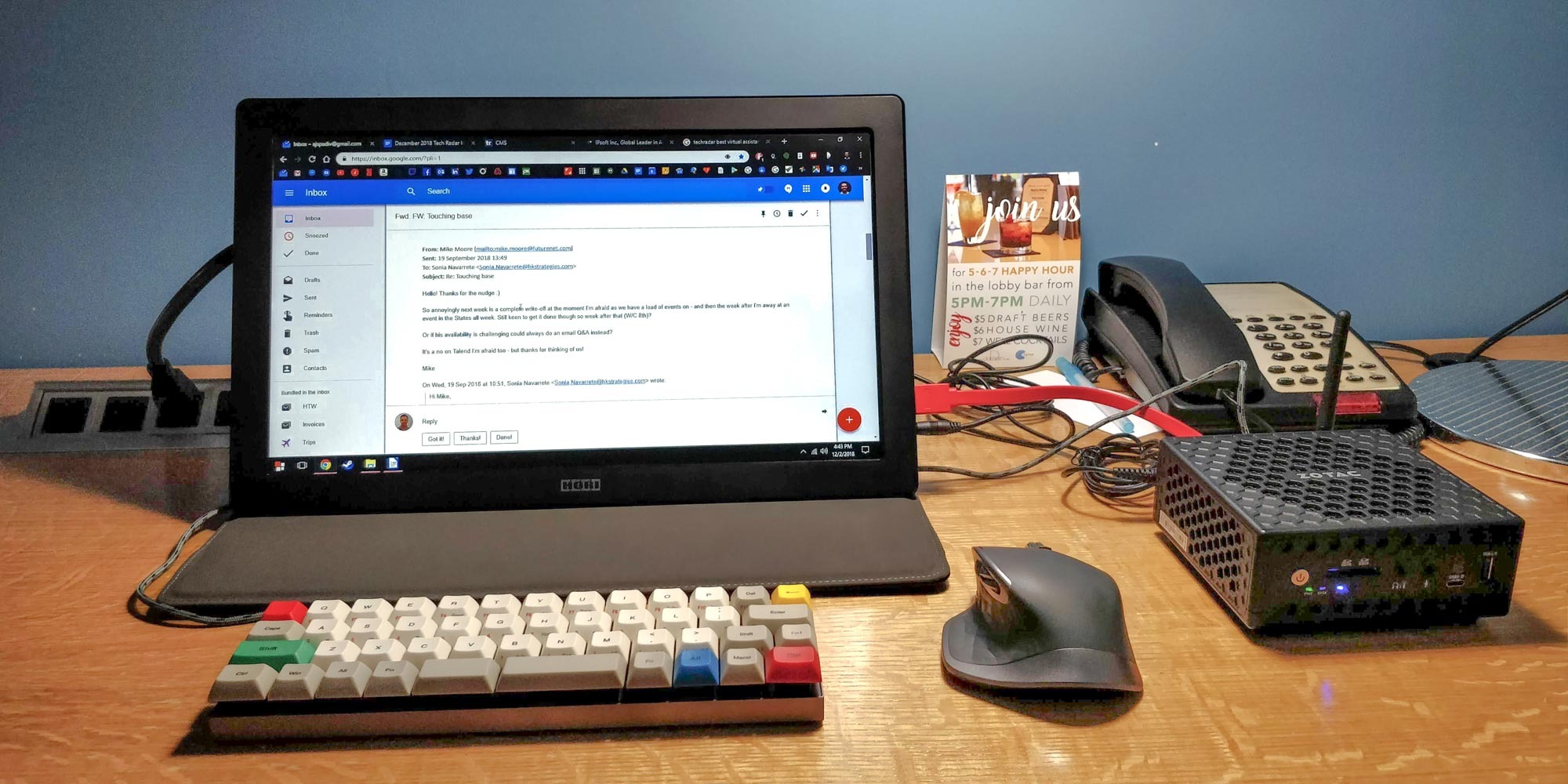 Bir otel odasına kurulmuş taşınabilir monitörlü bir Zotac mini PC