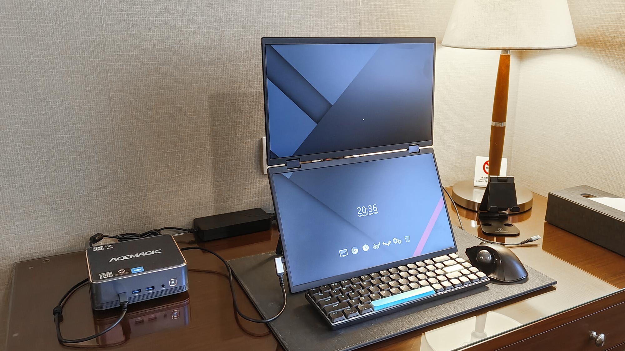 Bir otel odasına kurulan taşınabilir monitörlü mini bir bilgisayar