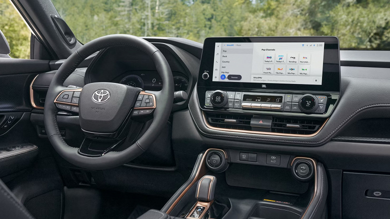 Büyük Toyota Grand Highlander crossover'ın fiyatı Rusya'da bir milyon ruble düştü