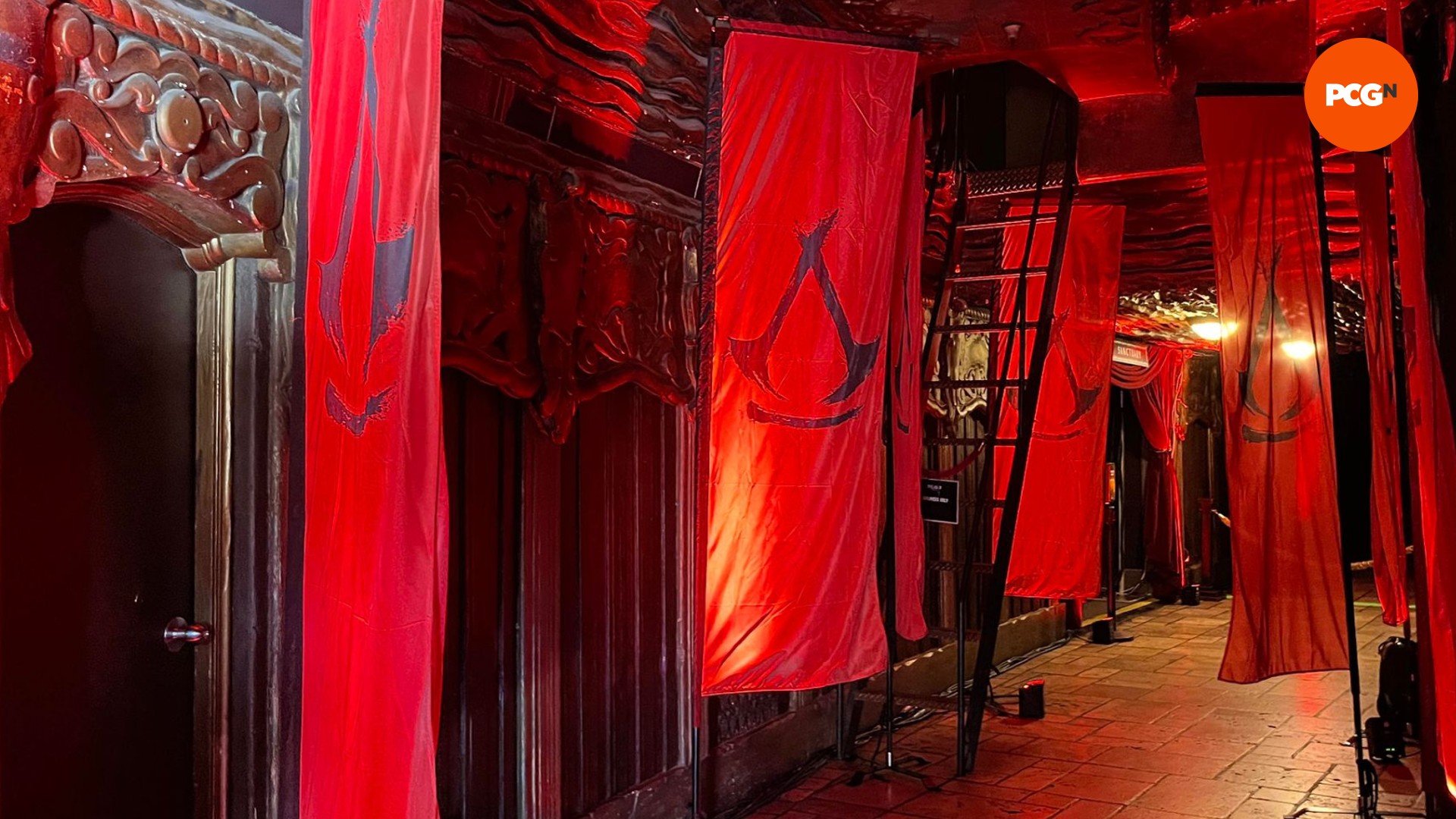 Assassin's Creed: Shadows bayraklarıyla kaplı karanlık bir koridorun görüntüsü