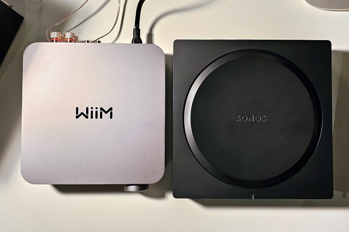 Wiim Amp ve Sonos Amp (üstten görünüm).