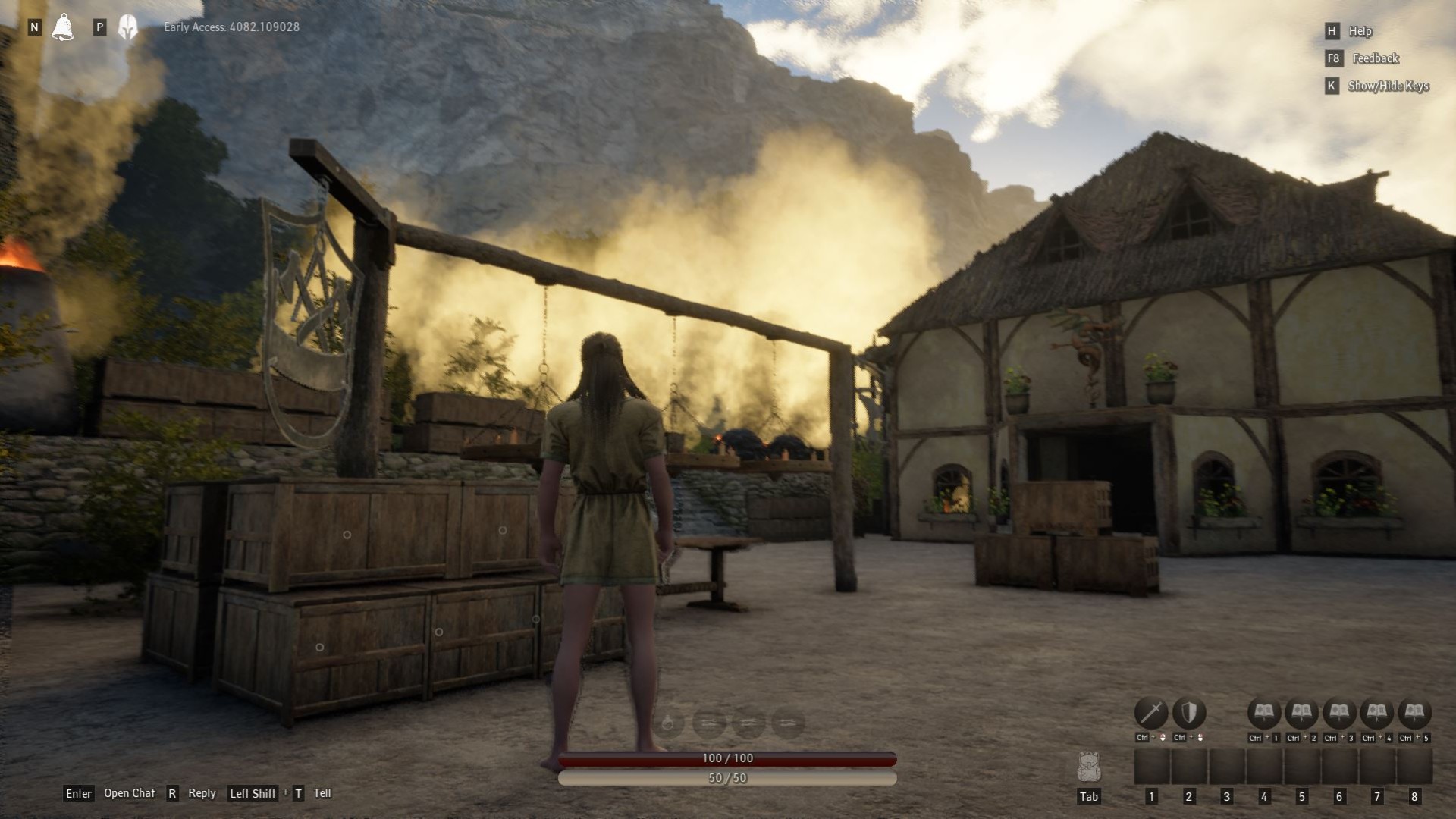 Pax Dei izlenimleri: Oyuncu karakteri, arka planda dumanlar yükselirken, oyuncu tarafından yaratılan bir demircinin avlusunda duruyor.