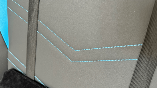 Oyun koltuğunda kullanılan PVC deri malzemenin yakın plan görüntüsü