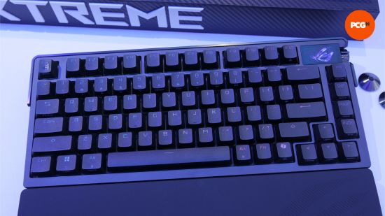 Asus’un yeni oyun klavyesi tamamen alüminyum ve karbon fiberden oluşuyor