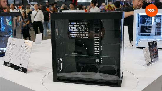 Bu akıllı yeni PC kasası, camın arkasına dikey bir GPU monte etmenizi sağlar
