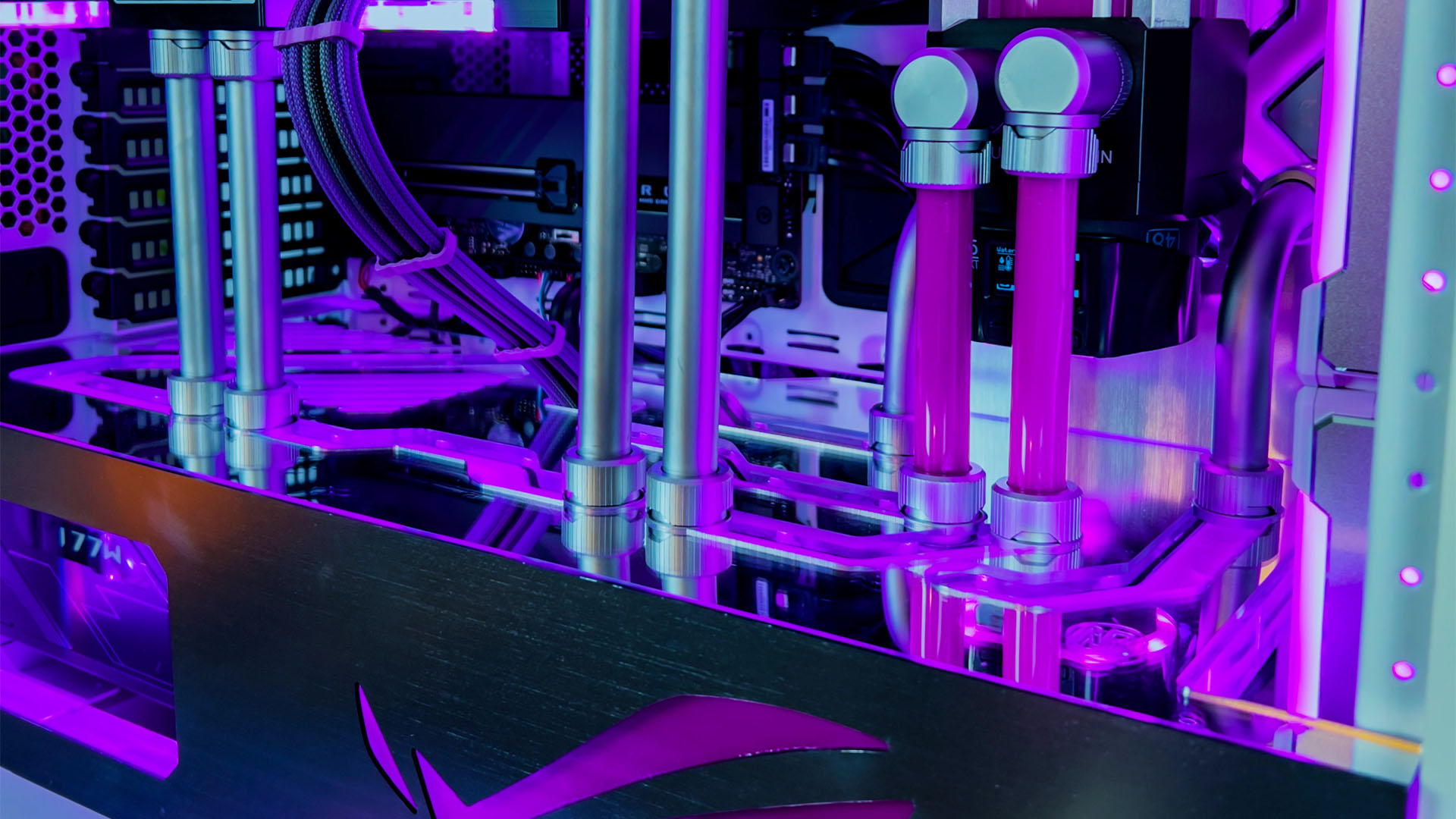 Bu etkileyici AMD su soğutmalı bilgisayar yapısının yansımasına göz atın