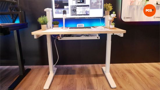 Corsair’in yeni ahşap ve beyaz PC oyun masası muhteşem görünüyor