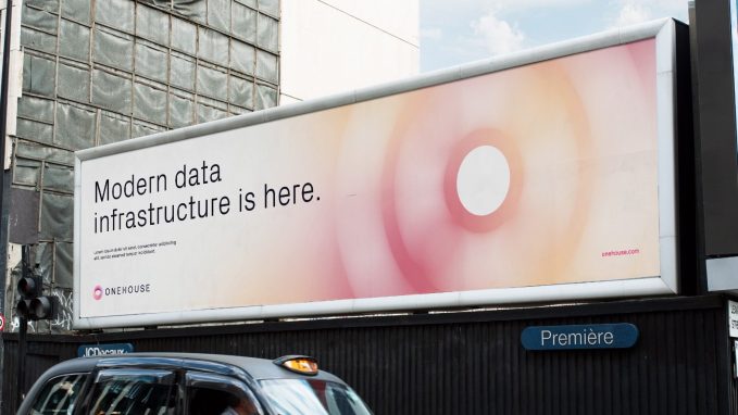 Londra billboardunda Onehouse reklamı