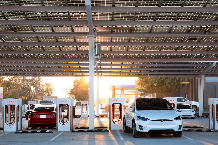 Tesla'lar Tesla Süper Şarj Cihazlarını kullanarak park etti.