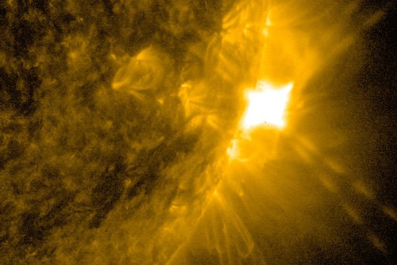 Güneş Devasa X1.5 Güneş Patlamasıyla Patlıyor