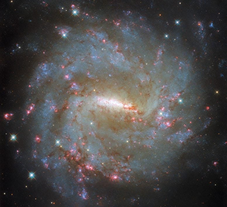 Hubble, Yıldız Oluşumunun Gizemlerini Gizleyen Çarpıcı Galaksiyi Ortaya Çıkardı