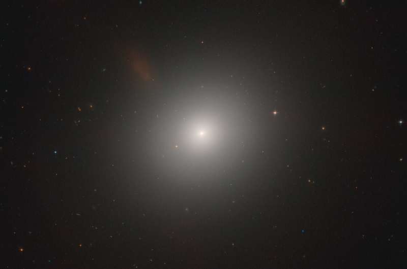 Hubble, eliptik galaksi Messier 105’i inceliyor
