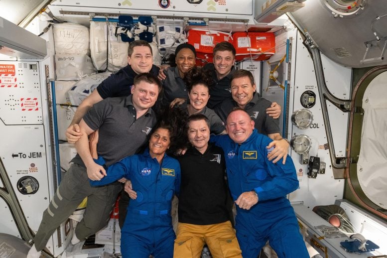 NASA Astronotları Radyo İletişim Donanımı Üzerinde Çalışmak İçin Uzay Yürüyüşüne “Gidiyor”