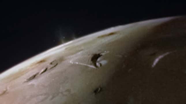 NASA araştırma aracı, Jüpiter'in Io uydusundaki lav göllerinden iki püskürme yakaladı