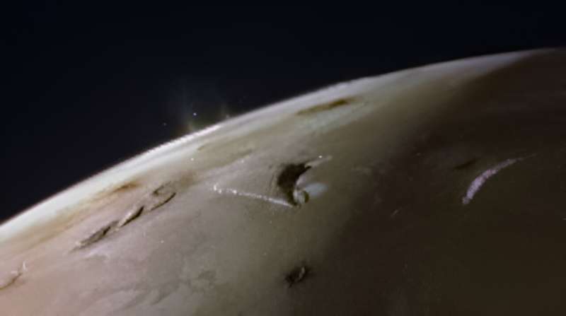 NASA’nın Juno sondası Jüpiter’in ayı Io’daki lav göllerine yakından bakıyor
