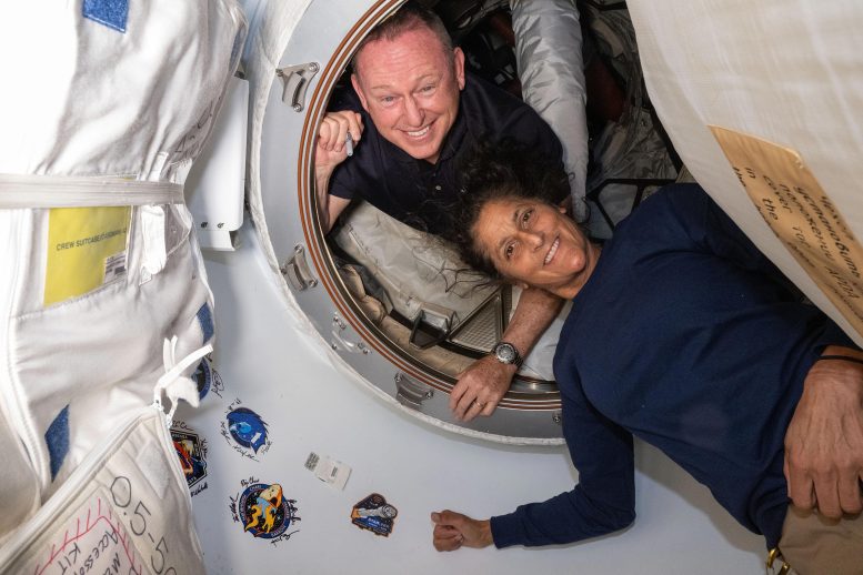 NASA'nın Boeing Mürettebat Uçuş Testi Astronotları Butch Wilmore ve Suni Williams