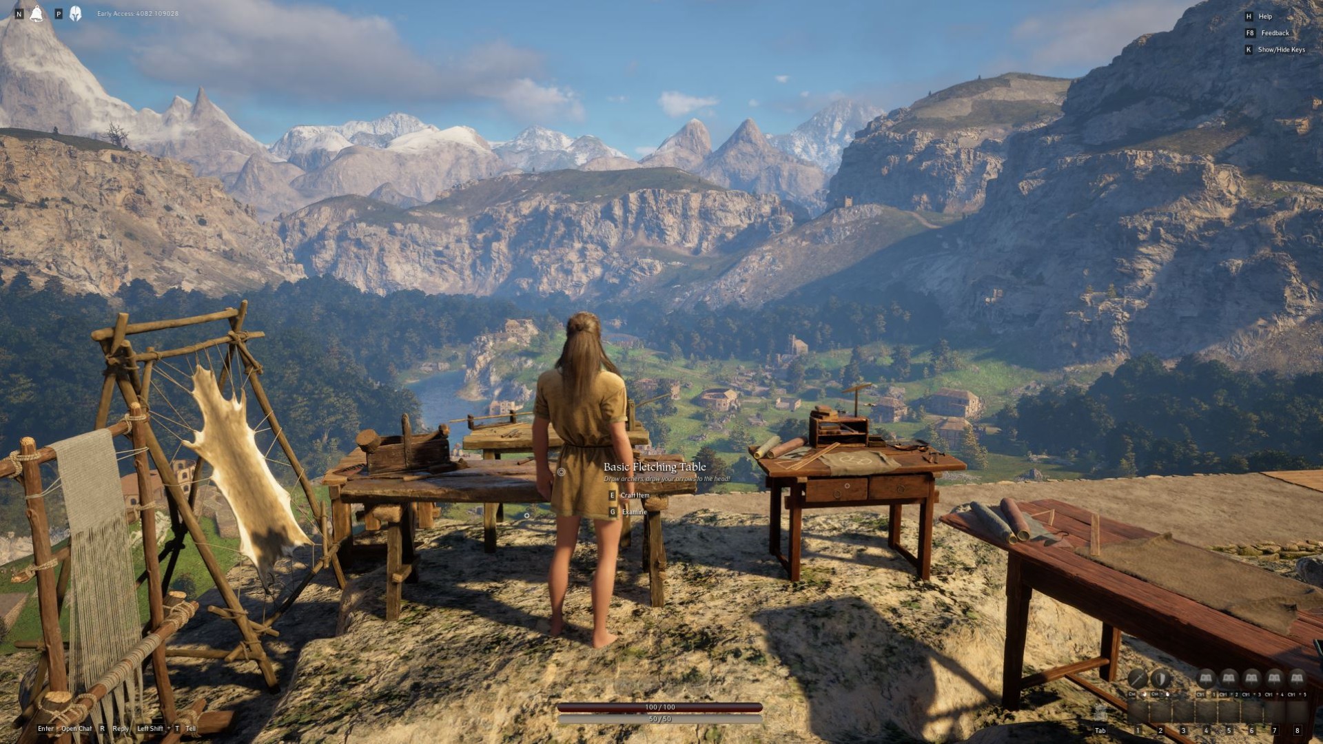 Pax Dei izlenimleri: Oyuncu karakteri bir işçilik bankında duruyor ve dağlarla çevrili bir vadideki köy binasına bakıyor.