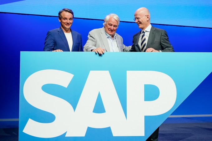 SAP'nin eski başkanı Hasso Plattner (M), CEO Christian Klein (L) ve başkan Pekka Ala-Pietilä