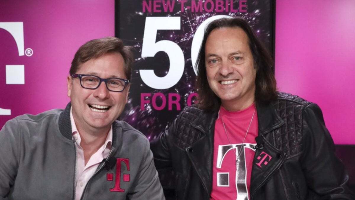 Solda mevcut T-Mobile CEO'su Mike Sievert, sağda ise yerini aldığı John Legere var - T-Mobile'ın kablosuz müşterilerini kazıklayan sorunu çözmesinin zamanı geldi