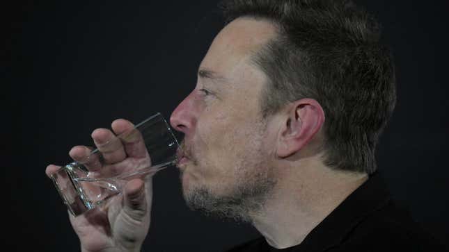Elon Musk bir bardak su içiyor. 