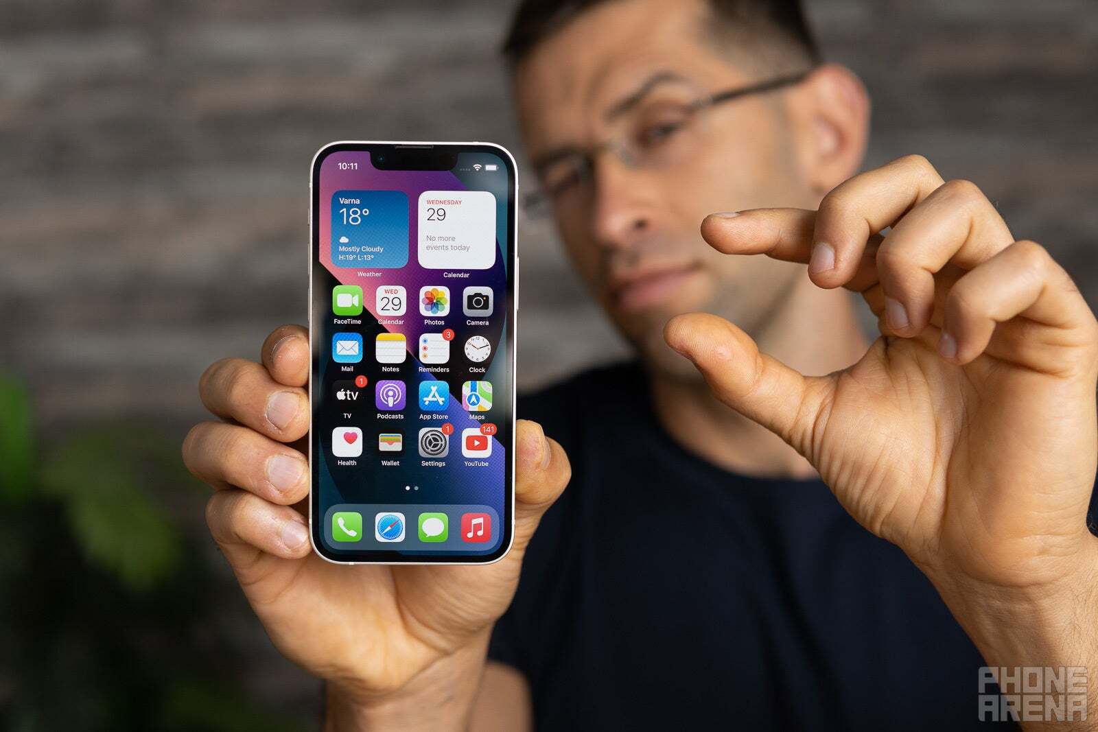 Üç yıllık bir telefonun mutlaka modası geçmiş olduğu söylenemez, değil mi?  |  Resim kredisi – PhoneArena - Yalnızca Apple Intelligence için iPhone 15 Pro ve sonraki sürümlere yükseltmeli misiniz?  Belki şimdilik değil