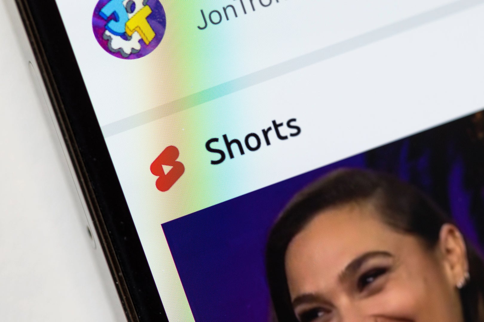 YouTube, 2020'de TikTok ve Instagram ile rekabet edebilmek için Shorts ile kısa video oyununa atladı |  Resim kredisi – PhoneArena - YouTube, bulmanıza, izlemenize ve etkileşimde bulunmanıza yardımcı olacak yeni özellikleri test ediyor
