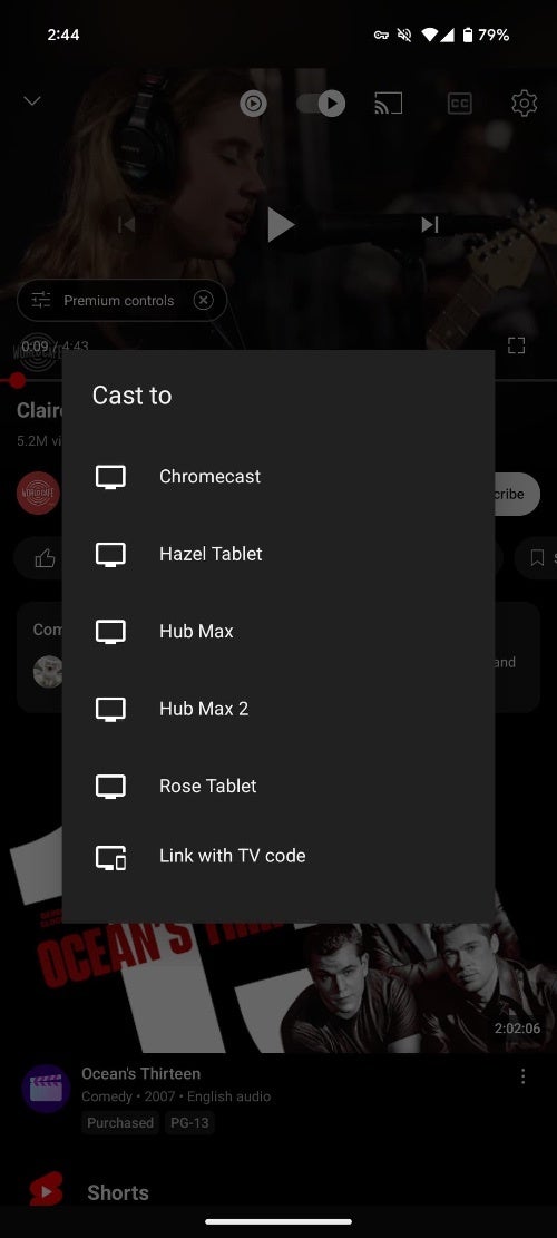 YouTube uygulaması, yeniden tasarlanmış bir "Cast"  "Bağlantıyı Kes" bulunmayan menü;  düğme