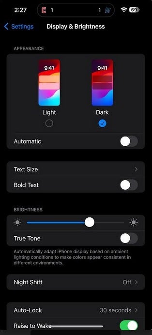iOS'ta Karanlık Modu Etkinleştirme - Uygulamaları Face ID'nin arkasına kilitlemek ve Karanlık Mod'da ana ekran uygulama simgelerini renklendirmek için iOS 18