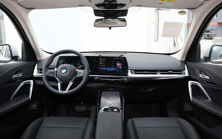 Bayiler Rusya'ya dört tekerlekten çekişli genişletilmiş bir BMW X1 getirdi.  BMW X1 Long'un uzunluğu neredeyse BMW X3'ü yakaladı