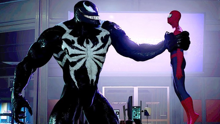 Venom, Marvel's Spider-Man 2'de Spider-Man'i yakalıyor.