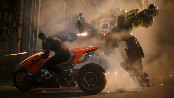 V, Cyberpunk 2077: Phantom Liberty'de bir makineye ateş ederken motosiklete biniyor.