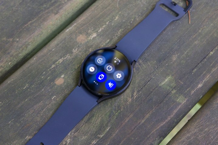 Samsung Galaxy Watch 6'da Hızlı Ayarlar.