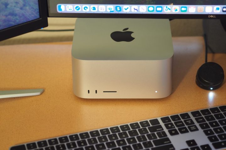 PC ve klavyeyi gösteren Apple Mac Studio'nun yukarıdan aşağıya görünümü.