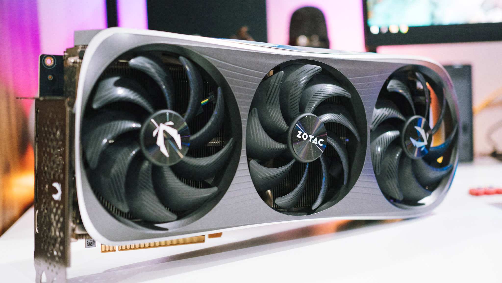 Zotac GeForce RTX 4080 AMP Extreme AIRO incelemesi