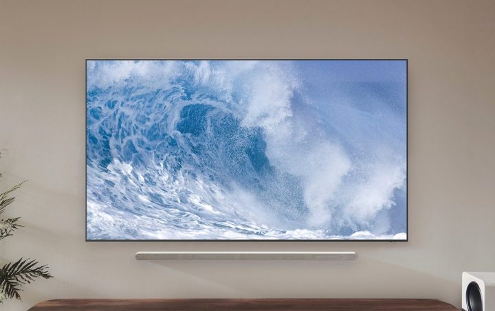 Samsung QN700B QLED 8K TV duvara monte edildiğinde ekranında dalga görülüyor.