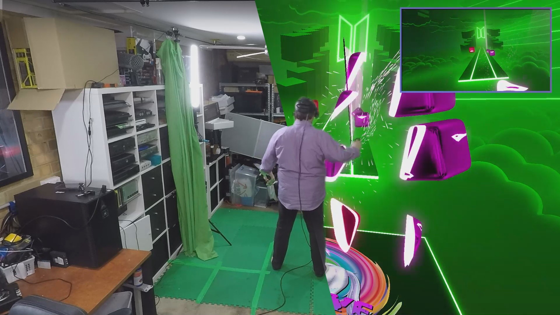 Beat saber oynayan bir kişiyi hem gerçek dünyada hem de VR'da görebilirsiniz